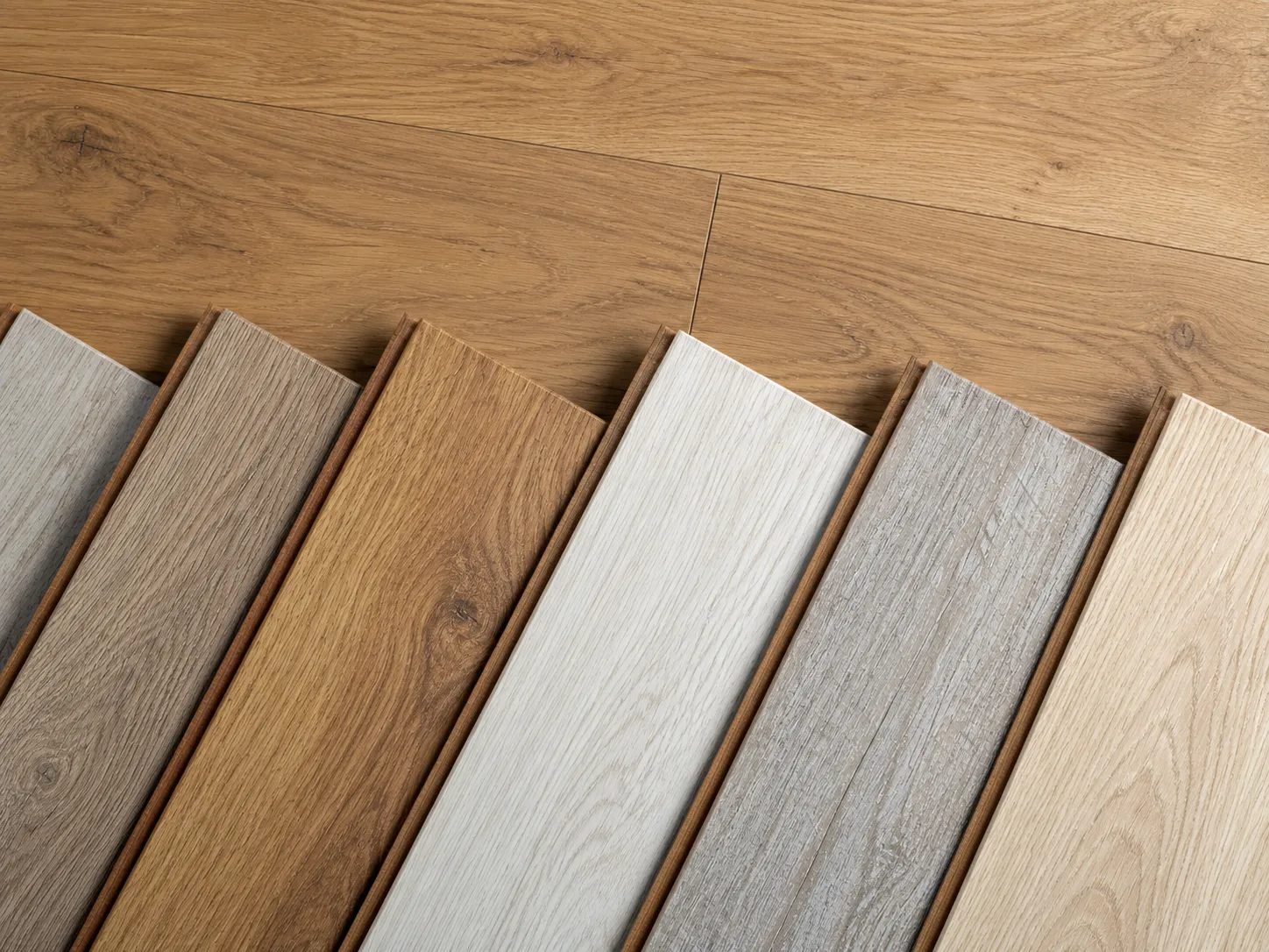 Fanned flooring planks in grey, white and warm oak tones